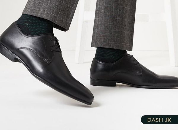 Plain Derby bao gồm 2 mảnh thân sau và 1 mảnh thân trước