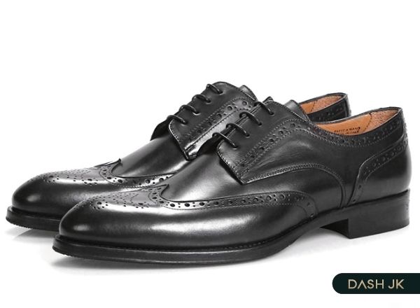 Loại giày Wingtips Derby thường được thiết kế với những lỗ đục theo hình W hoặc chữ M