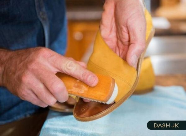 Sử dụng bàn chải chuyên dụng để làm sạch đôi giày da lộn