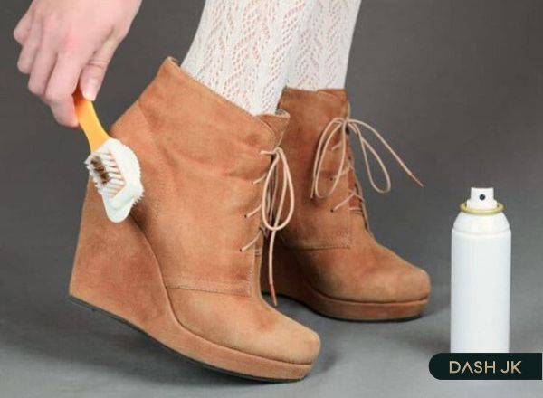 Làm sạch giày da lộn bằng cồn