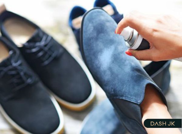 Làm sạch giày da lộn bằng cồn