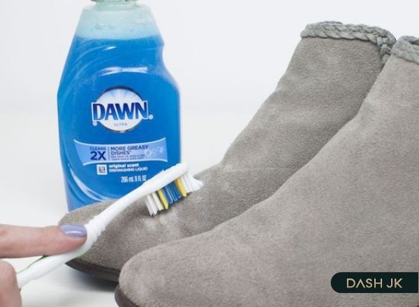 Vệ sinh giày da lộn bằng bàn chải