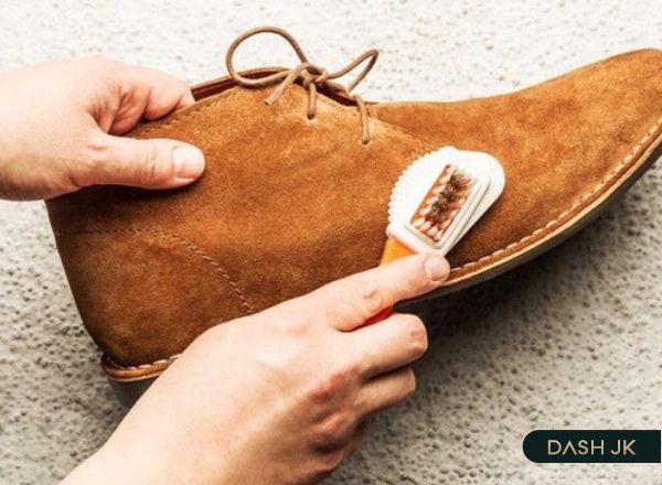 Làm sạch những đôi giày da lộn màu