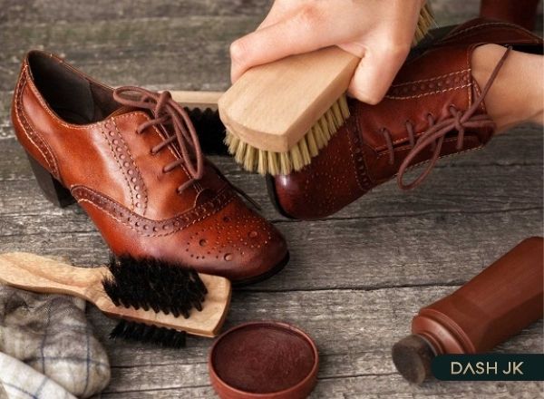 Đánh bóng giày da đúng cách