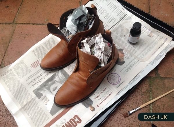 Giấy báo giúp hút ẩm trong giày