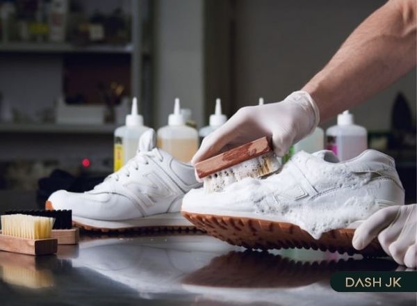 Vệ sinh giày sneaker tại nhà