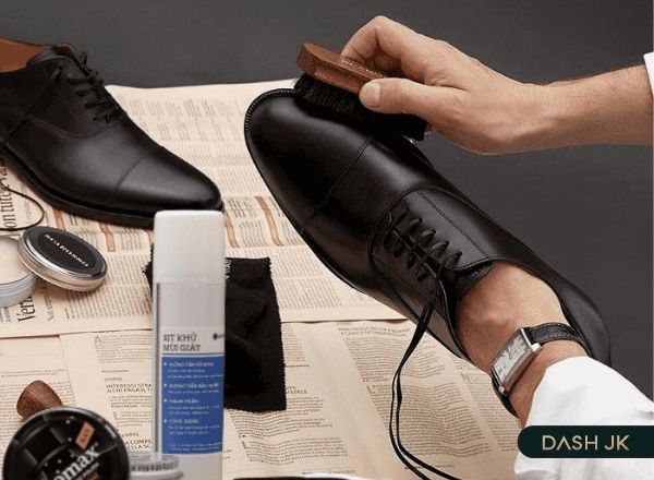Vệ sinh giày da đúng cách tại nhà