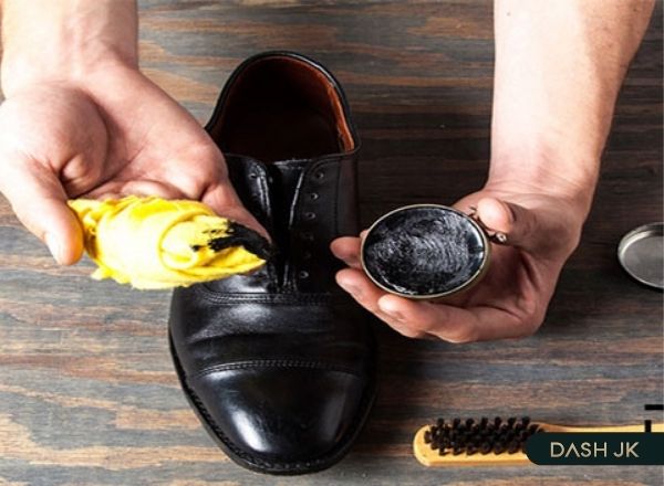 Phục hồi giày da bị tróc bằng xi đánh giày