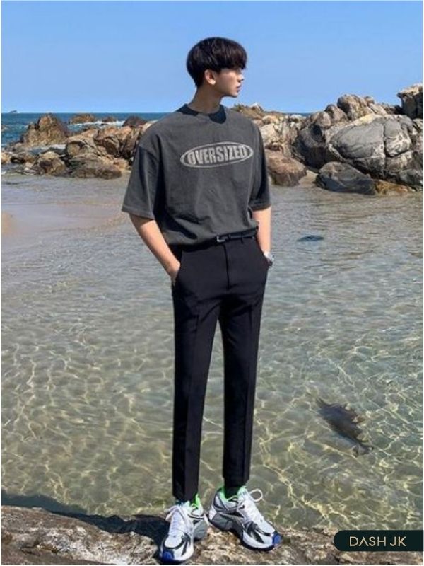 Quần âu dài kết hợp với giày sneaker tạo phong cách trẻ trung, năng động