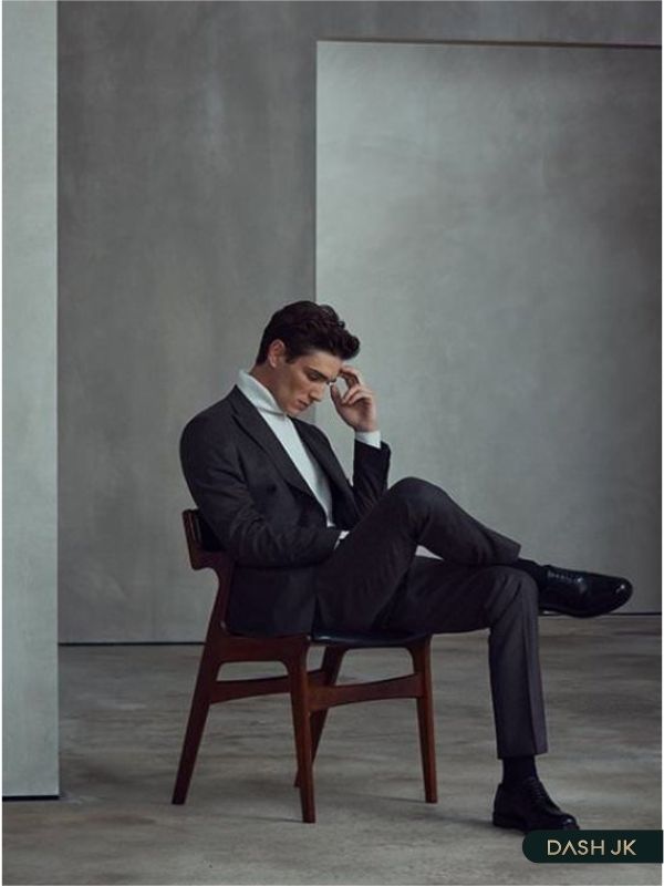 Áo len cao cổ, quần âu và giày Oxford