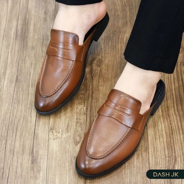 Chất liệu da bò luôn được ưu tiên cho những đôi giày sục