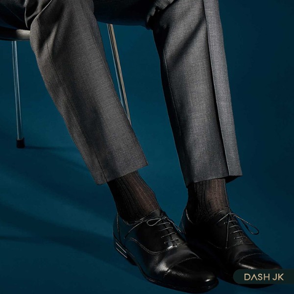 Lựa chọn màu tất và giày hợp với màu quần