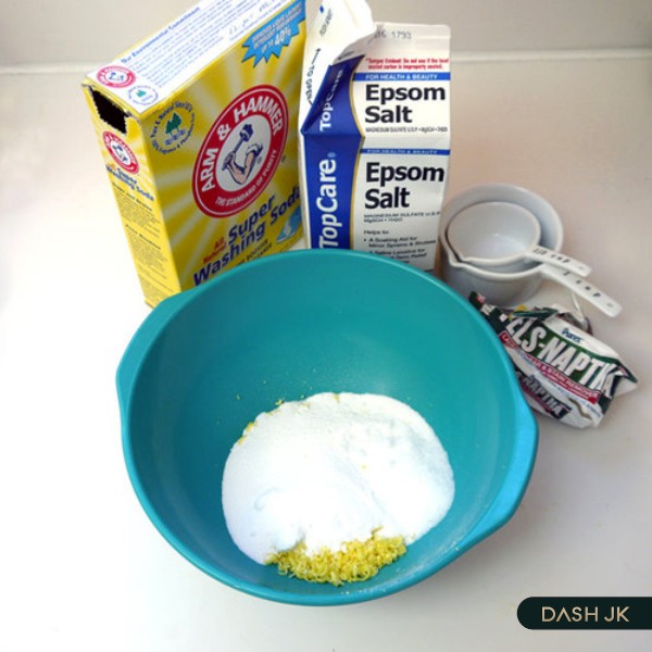 Làm sạch giày bằng bột Baking Soda với xà phòng