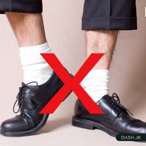 Không nên phối giày da đen với tất trắng