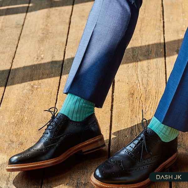 Giày tây nam không phối cùng tất nâu, xanh hoặc sọc đỏ