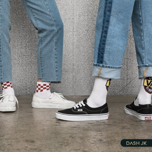 Tất trắng đi với giày thể thao