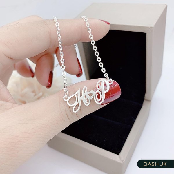 Trang sức có khắc tên bạn gái