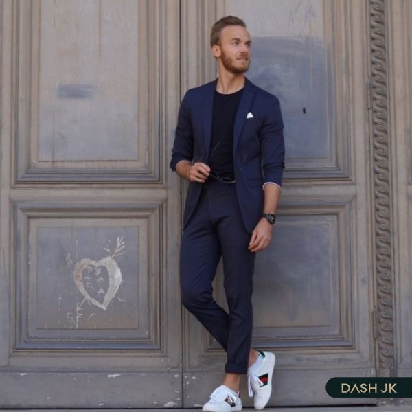 Phối giày thể thao với vest xanh tím than