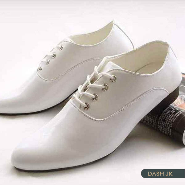 Dùng xi trắng để khắc phục vết nứt trên bề mặt giày da