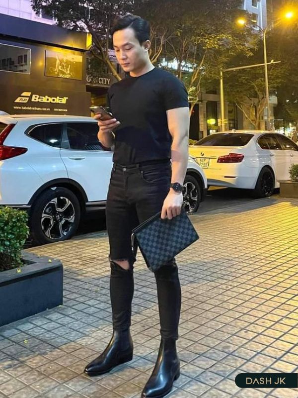 Phối giày cổ cao cùng áo thun khỏe khoắn