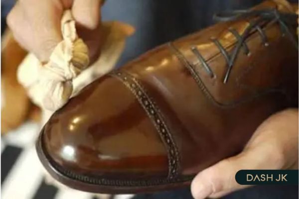 Để giữ được vẻ đẹp nguyên bản của giày da theo thời gian cần bảo quản tốt và vệ sinh đúng cách thường xuyên