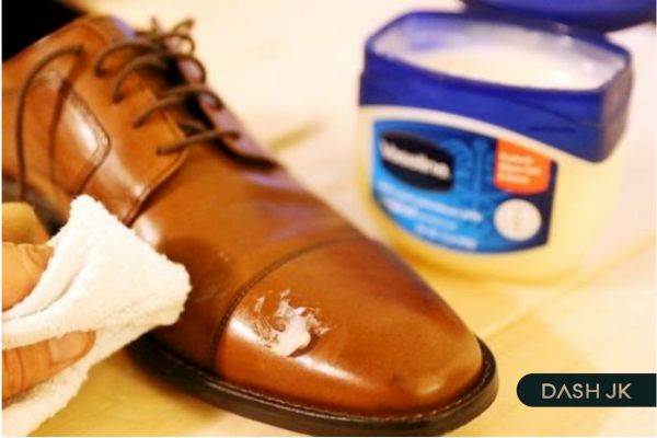 Giày da sẽ không còn tình trạng bong da khi được dưỡng ẩm, nếu không có kem dưỡng chuyên dụng bạn có thể sử dụng Vaseline để xử lý