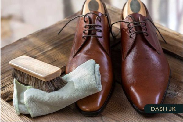 Trước khi làm mới giày da cũ cần loại bỏ các vết bụi bẩn trên giày bằng dung dịch vệ sinh giày hay khăn khô