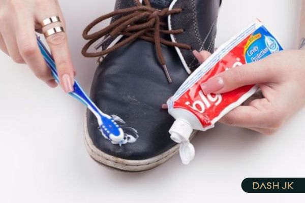 Vệ sinh giày da bằng kem đánh răng