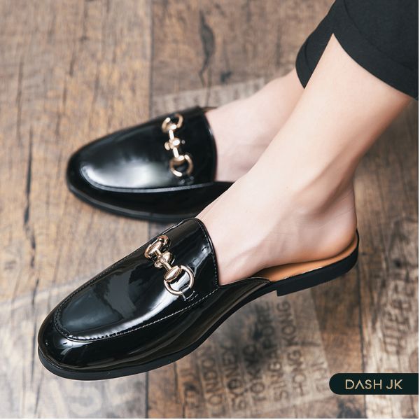 Slipper với tông đen sang trọng sẽ giúp phái mạnh thể hiện được sự phóng khoáng, nhưng không kém phần chỉn chu trong một buổi party đứng