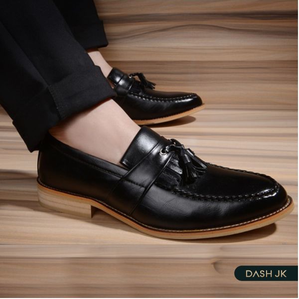 Khi chọn giày dự tiệc cần lưu ý đến chất liệu da, chất liệu đế và màu sắc của giày