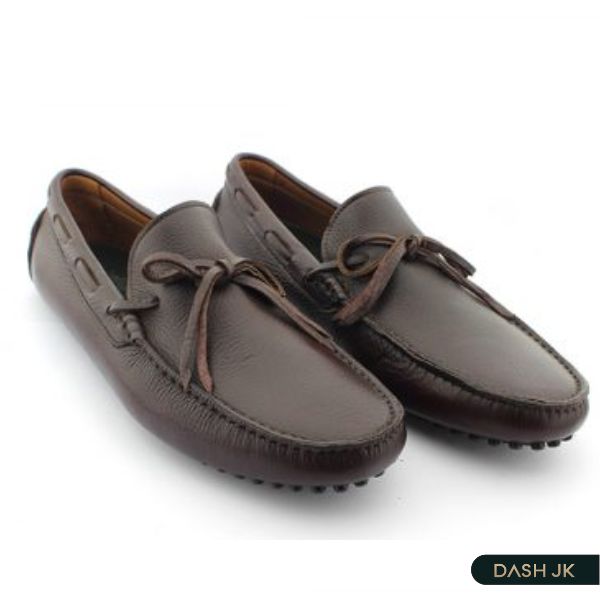 Phong cách có chút điệu đà với thiết kế giày lười có dây