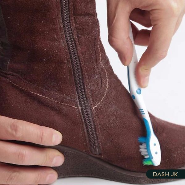 Vệ sinh giày da lộn bằng cồn