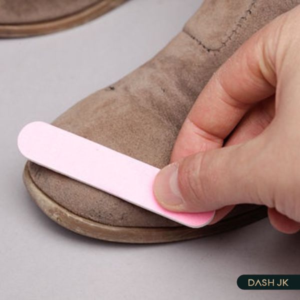 Dùng dũa móng tay làm sạch giày da lộn