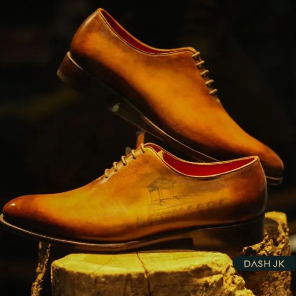 Oxford Namidori nổi bật với bức họa chợ Bến Thành trên thân sau giày