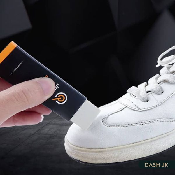 Dùng gôm tẩy giày da lộn màu trắng