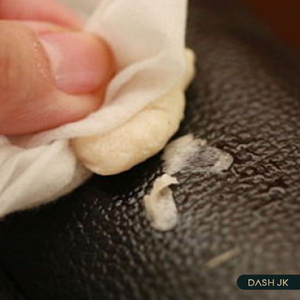Làm sạch giày da lộn không nên vội gỡ kẹo cao su 