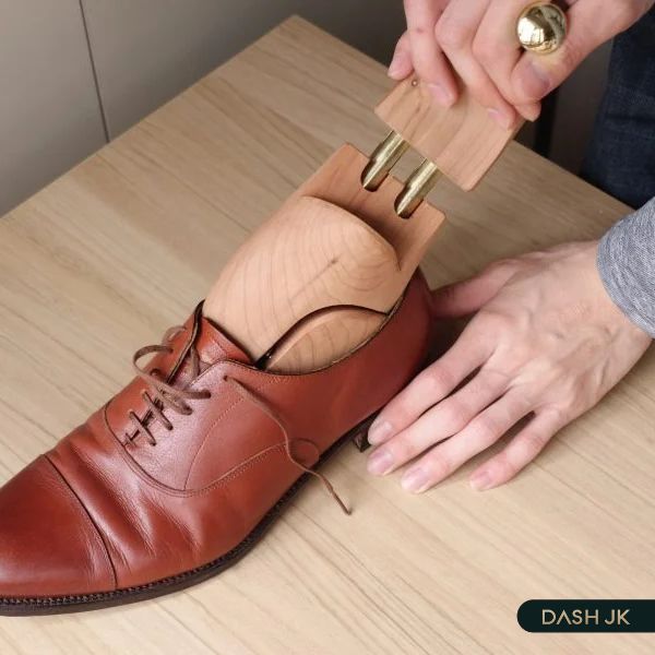 Sử dụng shoe tree để định hình lại dáng giày