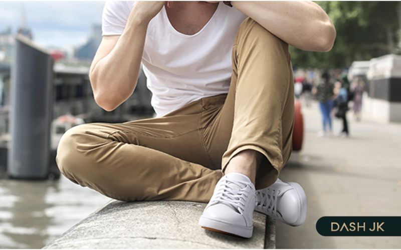 Lịch sự, trẻ trung với quần kaki và sneaker