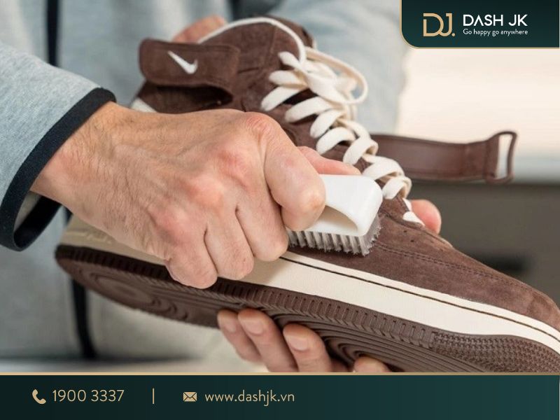 làm sạch giày da lộn